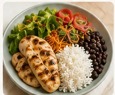 Almoço com frango, arroz, feijão e salada